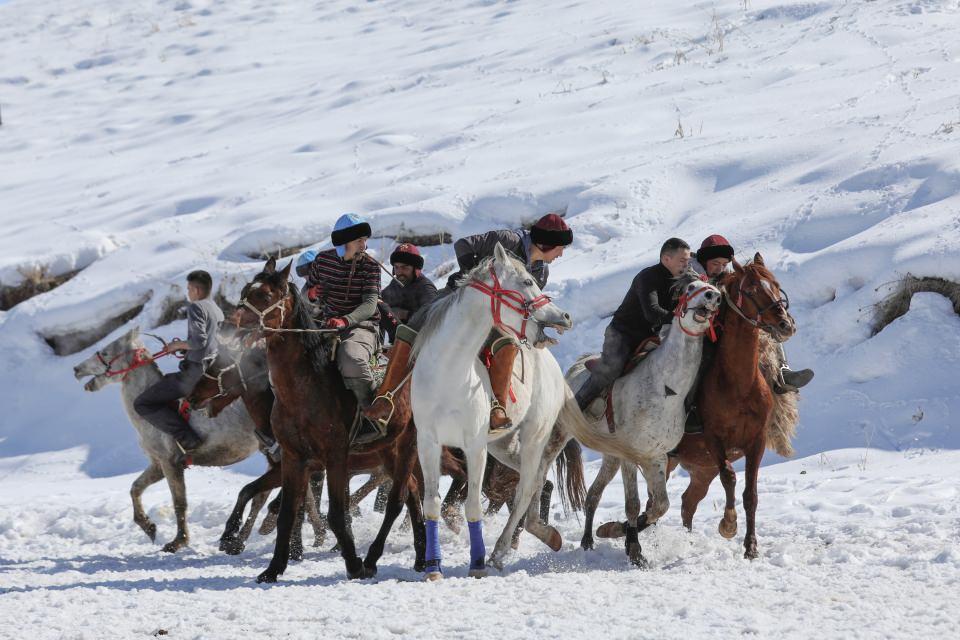 <p>Afganistan'ın Pamir Yaylası'ndan 37 yıl önce göç ederek Ulupamir Mahallesi'ne yerleşen Kırgızlar, 5 bin yıllık ata sporlarını kurdukları Kökbörü Spor Kulübü ile yaşatmaya çalışıyor. </p>
<p> </p>