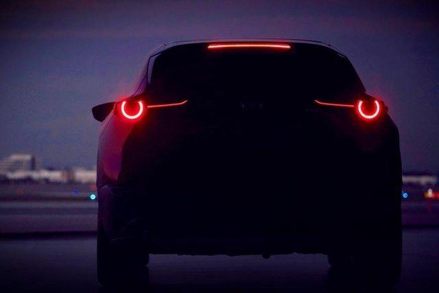 <p><strong>MAZDA</strong></p>

<p>Mazda, yeni kompakt SUV'unu fuarda tanıtacak. Mazda 3 modeli ile aynı platforma sahip olan model, CX-3 ile CX-5 arasında konumlandırılacak. </p>
