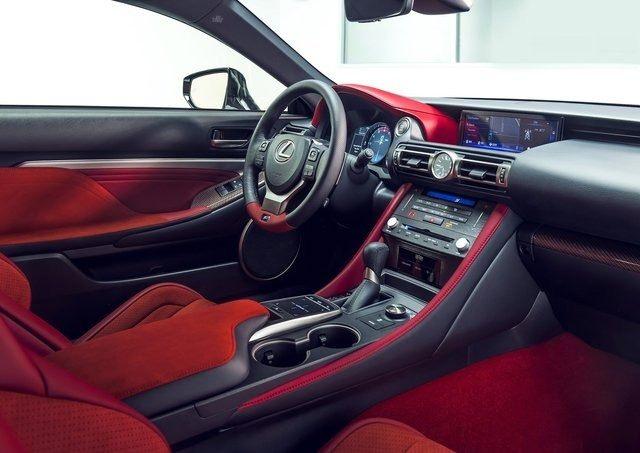 <p>Atmosferik V8 motoruna sahip RC F Track Edition versiyonu, seramik fren disklerine, titanyum egzozlara ve kırmızı deri döşemelere sahip.</p>
<p> </p>