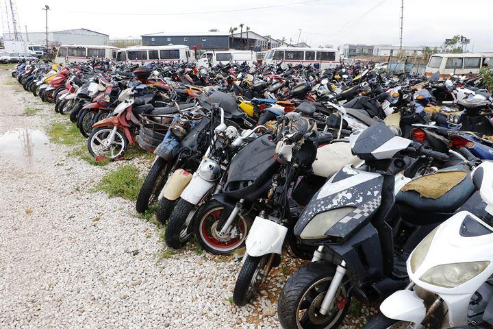 <p>Otomobil ve motosikletlerin uzun süre otoparklarda kaderlerine terk edilmesinin hem otopark hizmeti verenlerin hem de araçların sahiplerini ciddi sıkıntıya düşürdüğünü kaydeden Mustafa Hakan Topcu, “Ülke ekonomisine de ciddi sıkıntıları var. Bu araçların tamamı ithal ve döviz karşılığı satın alınıp ülkemize getiriliyor.</p>
