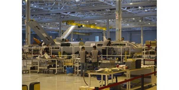 <p>Az bir maliyetle 200 kilogram faydalı yük taşıyan Anka'yı, 700 kilogram taşıyabilir noktaya taşıdık. Atak-2 helikopterimiz de benzer bir yaklaşımla daha önce üretilen Atak helikopteri üzerine kuruluyor. Bir önceki ürünü baz alarak çok daha iyi ikinci bir ürün geliştirmeyi sürdüreceğiz. Böylece farklı ihtiyaçlara cevap verebilen ürün aileleri oluşturacağız."</p>
