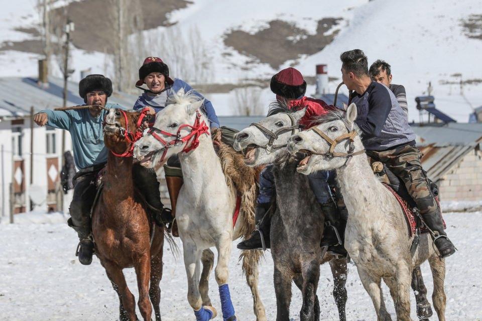 <p>Bakımlarını özel yaptıkları atlarının dayanıklılıklarını artırmak için haftanın belli günlerinde iki takım olarak köy meydanına gelen sporcular, zorlu antrenmanlarla müsabakalara hazırlanıyor.</p>
<p> </p>