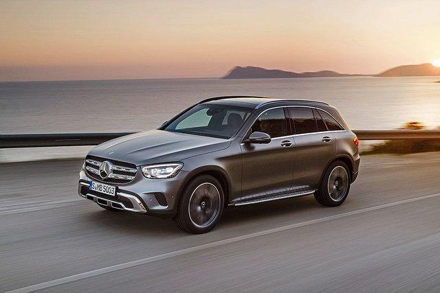 <p><strong>MERCEDES</strong></p>

<p>Mercedes fuarda, BMW X3 ve X4'ün doğrudan rakibi olan GLC'nin makyajlı versiyonunu ilk kez görücüye çıkaracak. </p>
