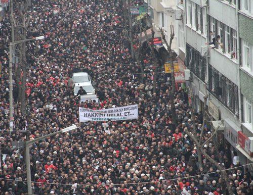 <p>Erbakan, 1 Mart 2011'de vasiyeti üzerine devlet töreniyle değil, İstanbul Fatih Camisi'nde düzenlenen cenaze töreninin ardından milyonlar tarafından son yolculuğuna uğurlandı.</p>

<p> </p>
