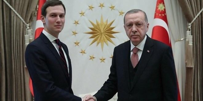 <p>Erdoğan, aynı gün ABD Başkanı Donald Trump'ın Kıdemli Danışmanı ve Asistanı Jared Kushner'i ve Doğu ve Güneydoğu Anadolu bölgelerinden bazı kanaat önderlerini ayrı ayrı kabul etti.</p>
