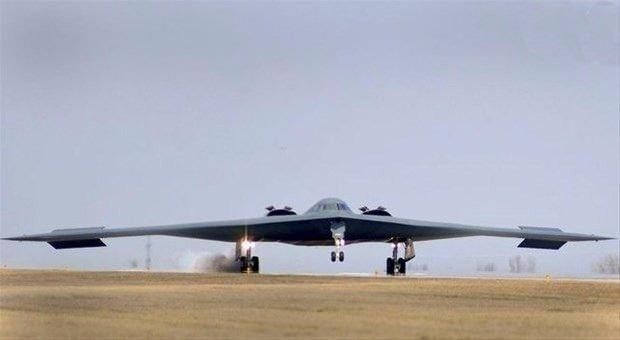 <p>B-2 Spirit Stealth Bomber, şimdiye kadar yapılmış olan en pahalı uçak unvanını elinde bulunduruyor.</p>

<p> </p>
