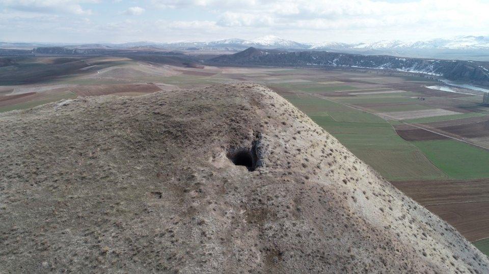 <p>Sivas'ın Hafik ilçesine bağlı Durulmuş köyü yakınlarında bulunan ve Delik Tepe olarak bilinen tünel görenlerin dikkatini çekiyor. Büyük bir höyüğün üzerinde bulunan ve uzaktan bakılınca delik şeklinde gözüken tünel bilinmeyenleri ile merak konusu.</p>