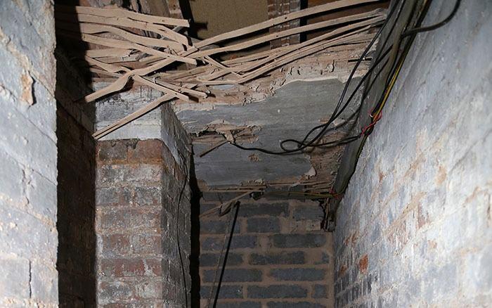 <p>Yukarı baktıklarında &ccedil;&ouml;kmekte olan bir tavan veya yeni bir gizli yer g&ouml;rd&uuml;ler.</p>
