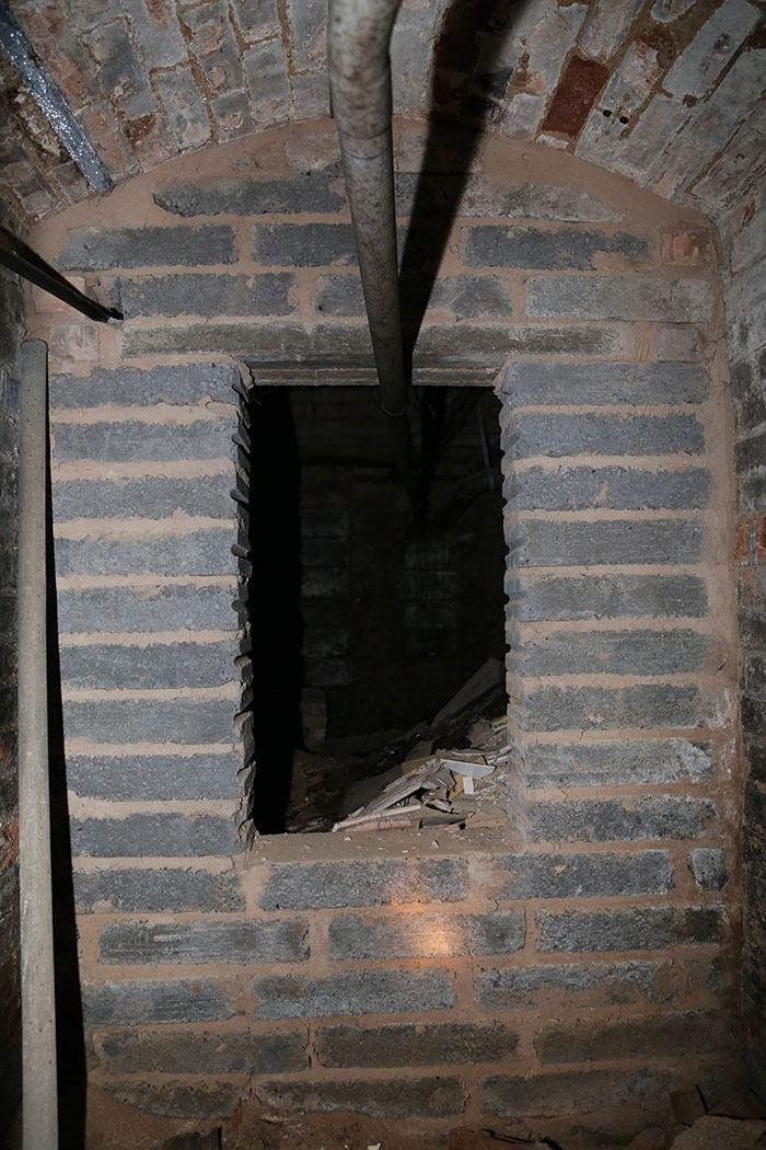 <p>İlerlediklerinde kapıyı andıran bir delik daha g&ouml;rd&uuml;ler.</p>
