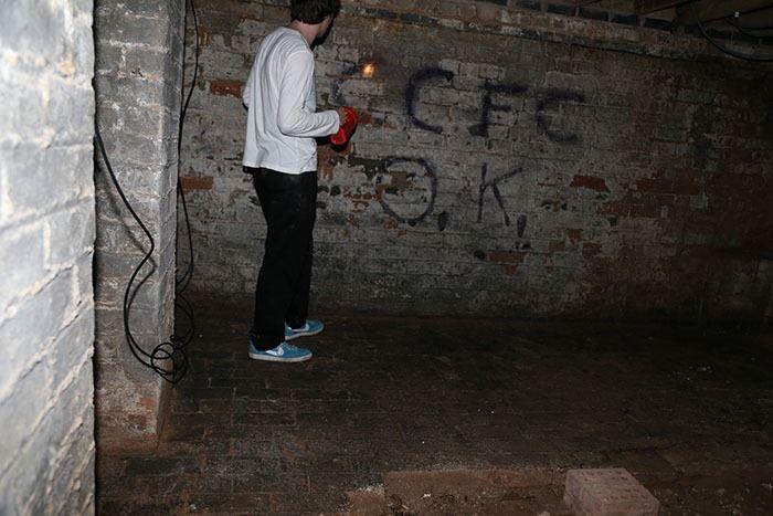 <p>Duvarda bir grafiti vardı. Daha &ouml;nce son 10 yılda insanlar burada bulunmuş olmalıydı.</p>
