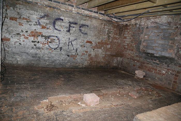 <p>Bodrum alanı g&uuml;zel ve genişti. Biraz nemli olsada sağlam bir zemindeydi.</p>
