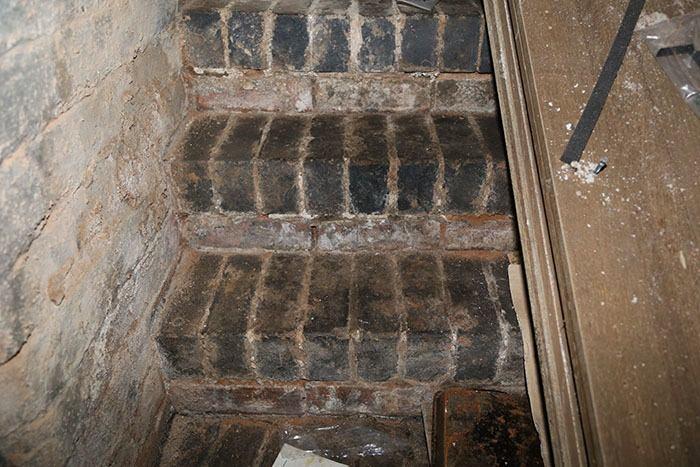 <p>Odasına geri d&ouml;nerken merdivenlerin tadilattan ge&ccedil;tiğini fark etti. Fakat burası kira kontratında yazmıyordu. Tek başına yaşamak Daniel'e &uuml;rk&uuml;nt&uuml; verecekti.</p>
