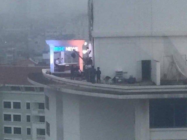 <p>'Gökyüzü Stüdyosu' adını verdikleri stüdyoda 21:00'a kadar yaptıkları canlı yayınlar ile insanlara hizmet ediyorlar.</p>
