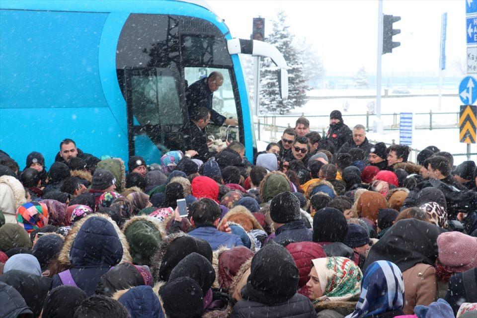 <p>Türkiye Cumhurbaşkanı ve AK Parti Genel Başkanı Recep Tayyip Erdoğan, partisinin mitingine katılmak üzere geldiği Erzurum'a kar yağışı ve soğuk havaya rağmen vatandaşlarca coşkuyla karşılandı. </p>

<p> </p>
