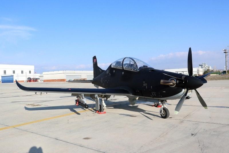 <p>TUSAŞ'tan yapılan açıklamada, tasarımı da firmaya ait HÜRKUŞ uçağı projesinde ilk etapta Kara Kuvvetleri Komutanlığı ve Jandarma Genel Komutanlığı için 18 uçak siparişi verilmesi öngörüldüğü bildirildi.</p>
