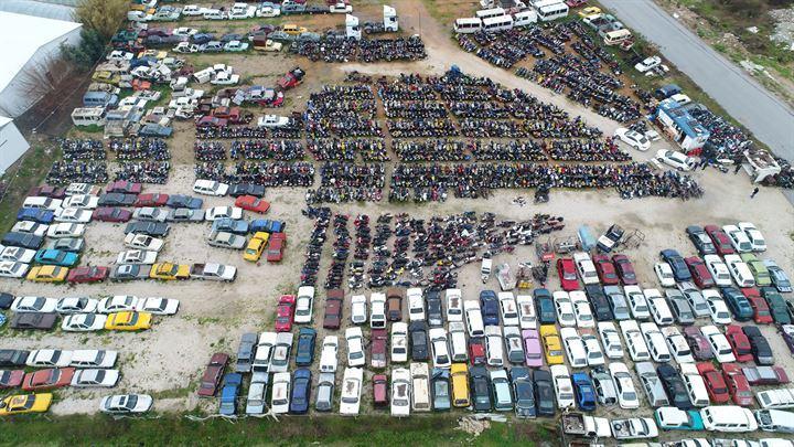 <p>34 dönüm arazi üzerine kurulu otoparkta 2 bin 500 otomobil 2 bine yakın motosikletin olduğunu ifade eden Antalya Otoparkçılar ve Oto Yıkamacılar Derneği Başkanı Mustafa Hakan Topcu, otoparkların dolmak üzere olduğunu söyledi.</p>
