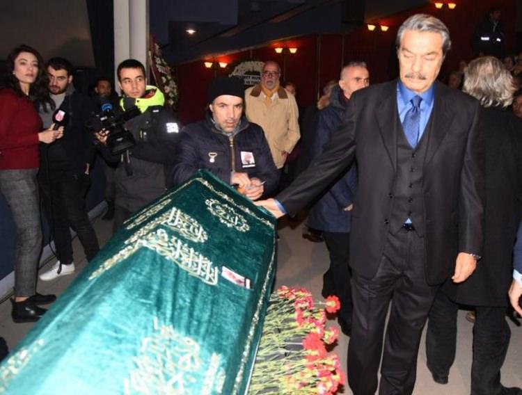 <p><strong>SON VEDA!</strong></p>
<p>Adana'da toprağa verilen oyuncu Aytaç Arman için düzenlenen törende<strong> Kadir İnanır, Mahsun Kırmızıgül, Nuri Alço, Ercan Kesal, Halil Ergün</strong> gibi ünlüler camiasından birçok isim vardı.</p>
<p>Arman'ın cenazesi <strong>Kabasakal Mezarlığı'nda</strong> toprağa verildi.</p>
<p> </p>