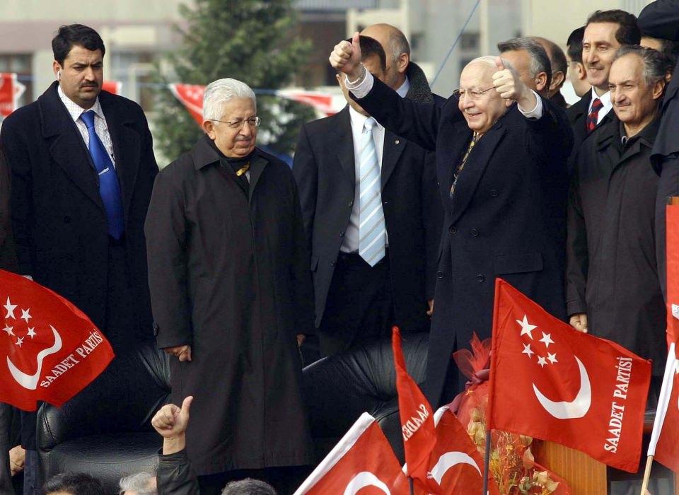 <p><strong>Genel Başkan Erbakan, partisinin kuruluşundan sonra kapitalizm ve batıcılık karşıtı bir siyaset yürüttü.</strong></p>

<p>Erbakan'ın siyasetinde "Siyonizm"le mücadele ön planda yer aldı. Erbakan ile birlikte Türk siyasetinde ve kamuoyunda "Filistin davası" konusunda hassasiyet oluştu.</p>

<p>Milli Görüş hareketi lideri Erbakan, bugün dahi kılavuz olan "Önce ahlak ve maneviyat" vurgusunu da bu parti altında yaptığı çalışmalarla gençlere ve partililere aktardı.</p>

<p>Ayrıca Erbakan'ın bu dönemki konuşmalarında, halkı Ayasofya'da namaz kılmaya davet etmesi, ilk kurduğu partisinin kapatılması kararına da girmişti.</p>
