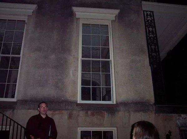 <p>"S&ouml;ylenene g&ouml;re sağdaki pencerenin &ouml;n&uuml;nde bir kız &ouml;lm&uuml;ş. Pencerenin sağ alt k&ouml;şesine bakın. Ayrıca, bu pencerenin bu kızı i&ccedil;eren başka fotoğrafları var. Hi&ccedil;birinde kız aynı noktada durmuyor. Yani evdeki herhangi bir eşya değil."&nbsp;</p>

<p>&nbsp;</p>
