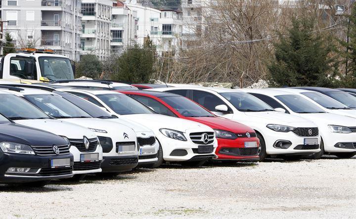 <p>Yediemin depolarının uzun süre bekleyen araçlardan zarar ettiğini de anlatan Topcu, Adalet Bakanlığı'nın tarifesinde otoparka bağlanan araçların, icra yoluyla satılması halinde otopark ücreti satış miktarının yüzde 30'unu geçemediği için otopark ücretinden de zarar ettiklerini söyledi.</p>