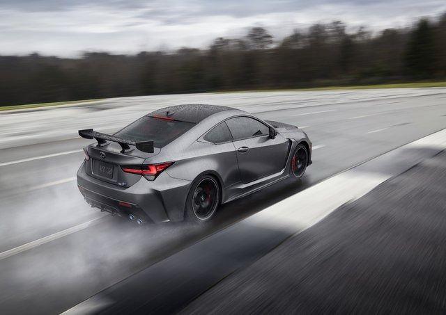 <p>RC F Track Edition, ağırlık tasarrufu için karbonfiber parçalara sahip olarak üretiliyor. </p>
<p> </p>