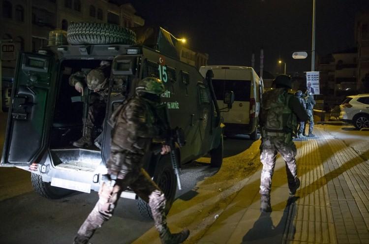 <p><strong>Uyuşturucu geliriyle 4 gece kulübü işletiliyor </strong></p>
<p>Örgütün uyuşturucu ticaretinden elde ettiği gelirle 4 gece kulübü işlettiği ve yeni eğlence mekanları satın almaya çalışarak bu sayede suç gelirinin aklanmasının yanı sıra sektörde söz sahibi olmaya çalıştıkları tespitinde bulunulurken, çalıştırdıkları kadınlar aracılığıyla müşterilerini uyuşturucu kullanımına teşvik ettikleri ve bu mekanlarda fuhşa aracılık ettikleri yapılan çalışmalarda ortaya çıkarıldı.</p>
<p>Aylık geliri 2 milyon lirayı bulan örgütün uyuşturucu satışından elde ettiği gelirin aklanması amacıyla düğün salonu ve otopark gibi ticari işletmeler açıldığı tespit edildi.</p>