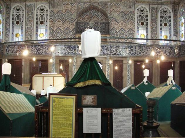 <p>Sahabe, ulema ve evliya türbeleri ziyaret edilmeli; hoşnutlukları alınmalı; ve manevî iklimlerinde vesilelikleriyle Hakk'a niyazda bulunulmalı</p>