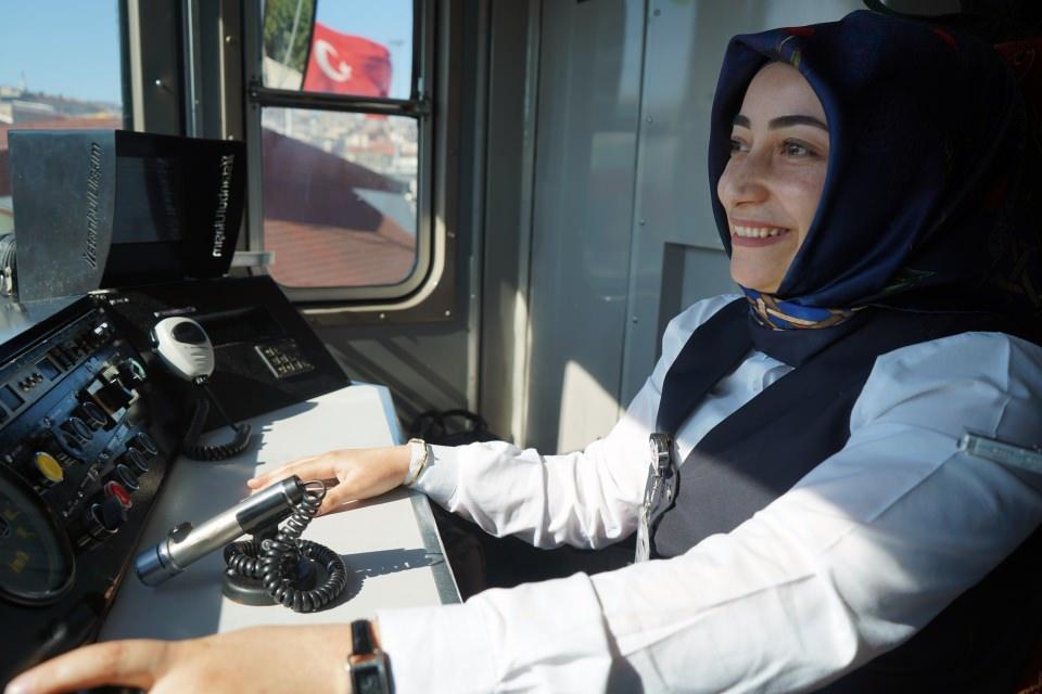 <p>Ailesinin, eşinin ve çocuklarının her zaman kendisine destek verdiğini dile getiren Ada, destek olmadan bu zorlu mesleğin yapılamayacağını, vardiya sistemiyle çalıştıkları için sabah çok erken evden çıktıklarını ve gece geç vakitte eve dönebildiklerini söyledi.</p>
<p> </p>