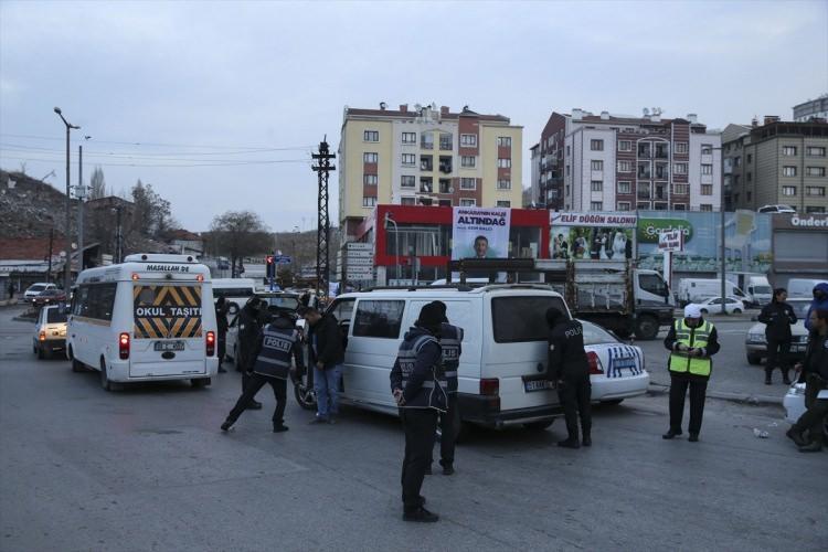 <p><strong>Sabıkası olmayan hasta ve yaşlı kadınlar kullanılıyor </strong></p>
<p>Örgütün uyuşturucu maddelerin saklanması için sabıkası olmayan hasta, yaşlı veya yalnız yaşayan kadınların evlerini para karşılığı kullandığı, uyuşturucu tezgahlarının bulunduğu gecekondu semtlerinde halka para yardımı yapmak suretiyle "mahalle dayanışması" havası yaratarak olası ihbarların önüne geçmeye çalıştığı ve anlaştıkları ticari taksi şoförleri aracılığıyla dikkat çekmeden uyuşturucu maddeleri kullanıcılara ulaştırdıkları belirlendi.</p>