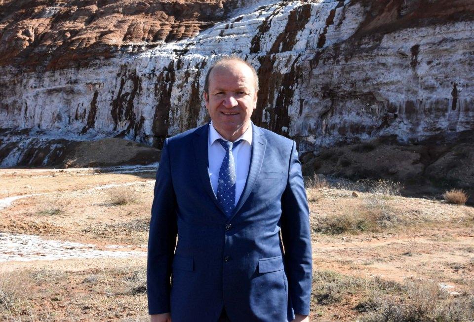 <p>Şirketin yönetim kurulu başkanı Oktay Gözüyukarı, AA muhabirine yaptığı açıklamada, faaliyet gösterdikleri bölgede, dağlarda biriken kar sularının yer altından geçerek tuzlu su çözeltisi haline geldiğini ve doğal kaynaktan yer yüzüne çıktığını söyledi.</p>