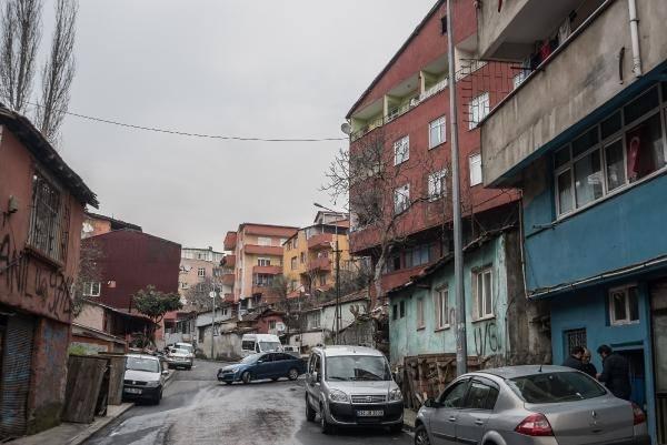 <p>Dedim ki 'Burada bir hane yok. Bacım da var' dedim. Yukarılarda ona da vermişler. Dağıtarak gelmişler. Sonra gittiler. Zarfta ya 100 ya da 200 lira var sandım. Baktım bin TL var. 3 zarf aldık. 'Nereden geldi bu para?' dedim. 'Amca karıştırma bu söylenmez. Patronumuz sağ olsun' dediler." diye konuştu.</p>
<p> </p>