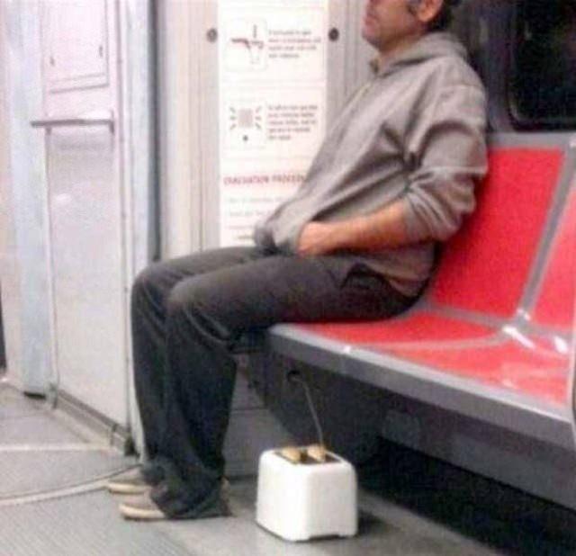 <p>Metroda ekmek kızartma makinesinin ne işi var?</p>