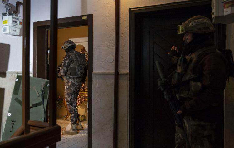 <p>Bu arada eski Ankara evleri, sur duvarları ile çevrili dar sokakları ve çok sayıda gecekondunun bulunduğu Kale Mahallesi'ne giriş ve çıkışların bundan sonra polis kontrolüyle olacağı bildirildi.</p>