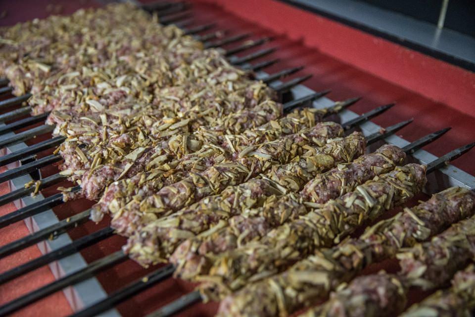 <p><strong>Keme kebabını herkesin yapamayacağına dikkati çeken Bayram, şunları kaydetti:</strong></p>
<p>"İlkbaharla müşterilerimiz bizi arayıp keme kebabının çıkıp çıkmadığını sorar. Artık keme kebabımız çıktı, öğlen yemeğinde buraya gelenlerin büyük çoğunluğu bunu sipariş ediyor. Talebi karşılamakta zorlansak da ilgiden son derece memnunuz. </p>