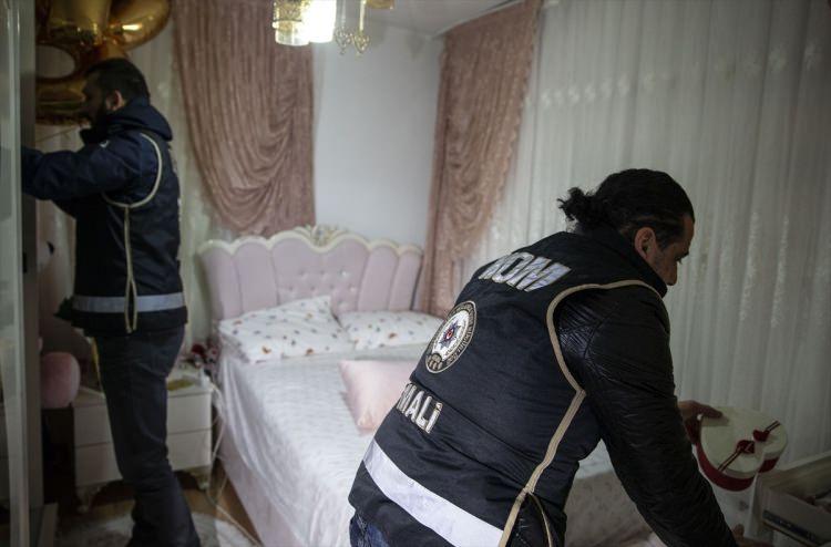 <p><strong>Örgüt liderinin FETÖ/PDY mensubu polislerle ilişkisi ortaya çıktı</strong></p>
<p>Yapılan araştırmalarda örgüt lideri K.İ. hakkında 2014 yılı içerisinde aktif olarak görev yapıp daha sonra FETÖ/PDY ile iltisakları nedeniyle görevinden uzaklaştırılan emniyet görevlileri ile birlikte rüşvet, nitelikli hırsızlık ve göreve ilişkin sırrın açıklanması suçlarından adli işlem yapıldığı belirlendi.</p>