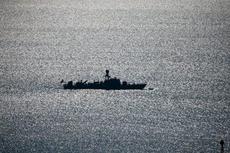 <p>Geminin tank güverte kısmında Amfibi Hücum Timi tarafından yerli ve milli sanayinin ürettiği silahlar ile gece görüş gözlükleri ve dürbünleri tanıtıldı.</p>