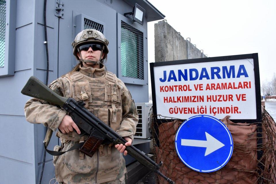 <p>Görev aldığı yol kontrolleri, kaçakçılık, asayiş, istihbarat ve terör operasyonlarında suçlularla mücadele yürüttüklerini anlatan Tan, şöyle konuştu:</p>
<p> </p>