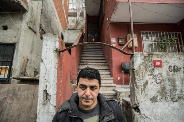 <p>Hasköy'de çoğunluğu gecekondudan oluşan mahallede hemen herkes 1 aydır gece kapılarının arasından bırakılan para dolu zarfları ve bunu kimin yaptığını konuşuyor.</p>

<p> </p>
