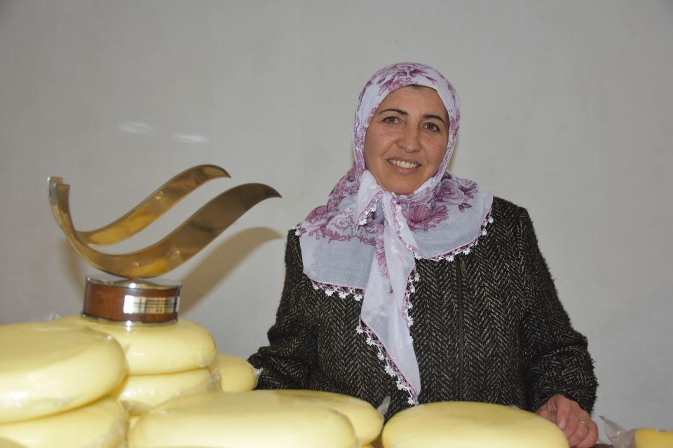 <p>Kars'ın 2400 rakımlı Boğatepe k&ouml;y&uuml;nde yaşayan ve aynı zamanda Boğatepe &Ccedil;evre ve Yaşam Derneğinin kurucu &uuml;yesi ve başkanı olan Z&uuml;mran &Ouml;m&uuml;r, ge&ccedil;en yıl Enerji ve Tabii Kaynaklar Bakanlığınca İstanbul'da ger&ccedil;ekleştirilen "T&uuml;rkiye'ye Enerji Veren Kadınlar" t&ouml;reninde "girişimci" &ouml;d&uuml;l&uuml; kazandı.</p>

<p>&nbsp;</p>
