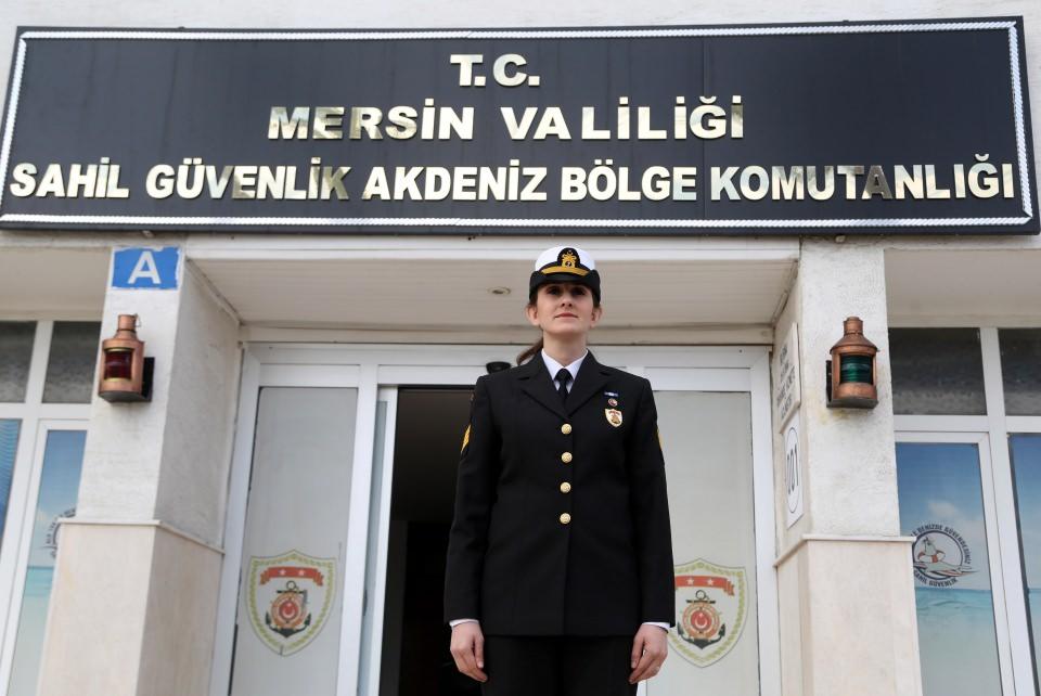 <p>Lise yıllarında vatana hizmet etmeyi hayal eden 32 yaşındaki Fatma &Ccedil;apkın, 7 yıl &ouml;nce asker olmaya karar verip sınavlara girdi.</p>

<p>Sınavlarda başarılı olmasının ardından gerekli eğitimleri alan &Ccedil;apkın, 2012 yılında Bodrum'da g&ouml;reve başladı. Eşiyle meslektaş olan &Ccedil;apkın, mesai kavramı olmadan &uuml;lkeye en iyi hizmeti vermek i&ccedil;in &ccedil;alışıyor.</p>
