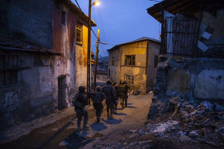 <p>Ankara'da uyuşturucu ticareti yapan sokak satıcıları ve torbacıların büyük bölümünü yöneten organize suç örgütüne yönelik şafak vakti operasyon başlatıldı.</p>