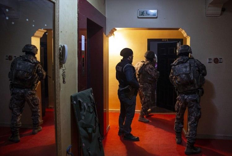 <p><strong>Örgüt içinde hiyerarşik düzen ve cezalandırma</strong></p>
<p>Yürütülen soruşturma kapsamında, örgütün hiyerarşik düzen içerisinde hareket ettiği, kendi içerisinde bir cezalandırma sisteminin olduğu öğrenilirken, bu kapsamda 27 Ağustos 2018'de örgüt liderinin kız arkadaşının azmettirmesi ile örgüt mensubu bir şahsın silahla yaralandığı tespit edildi.</p>