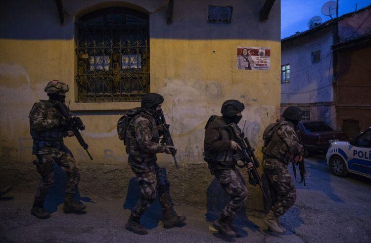 <p><strong>Operasyonun merkezi tarihi Kale Mahallesi oldu </strong></p>
<p>Ankara Emniyet Müdürlüğünden hareket eden polis ekiplerinin ilk merkezi Altındağ'da Ankara Kalesi'nin de bulunduğu tarihi Kale Mahallesi oldu.</p>