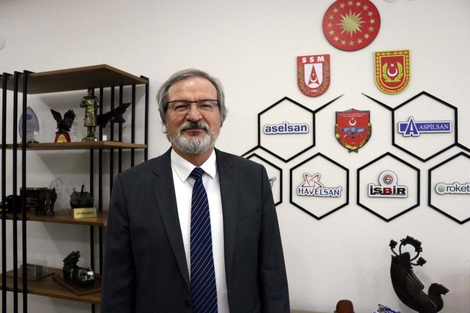 <p><strong>ASPİLSAN Enerji'nin faaliyet alanı itibarıyla hem enerji hem de savunma sanayisi sektörlerinde faaliyet gösterdiğini aktaran Özsoy, şöyle konuştu:</strong></p>
<p>"ASPİLSAN Enerji, savunma sanayisi için stratejik bir malzeme olan batarya ve uçak akülerini üretirken diğer yandan da tüm sektörler için önemli bir alt sistem olan enerji depolama ve batarya sistemlerini üretmektedir. Ayrıca bu alanlarda faaliyet gösteren tek yerli ve milli şirketimizdir. Uçak aküsü, raylı sistem araç aküsü gibi klasik akü üreticilerinin ürettiği kurşun asit kimyası dışındaki ihtiyaç duyulan aküleri de biz üretiyoruz. Savunma sanayisi açısından baktığımızda başta savunma sanayimizin ihtiyaç duyduğu telsiz bataryaları, gece görüş sistemi bataryaları, jammer/karıştırıcı sistem bataryaları, mayın tarama ve bomba imha robotlarında kullanılan robotik sistem bataryaları, füze ve güdüm kitlerinde kullanılan pil ve bataryalar, anti-torpido bataryaları, tanksavar sistem bataryaları ve özellikle sınır güvenliğinin sağlanması için kullanılan insansız hava ve kara araçlarımızın enerji ihtiyacını karşılamaya yönelik tüm batarya sistemlerini tasarlamakta ve üretmekteyiz."</p>