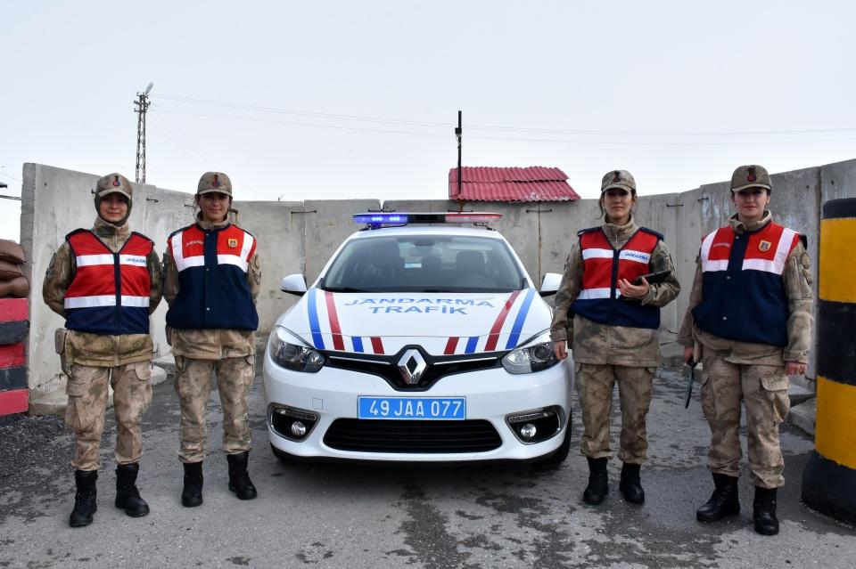 <p><strong>Jandarmanın kadın komutanları</strong></p>
<p>Astsubay Çavuş Seda Tekin Lale ise 2 yıl önce Jandarma ve Sahil Güvenlik Akademisinin astsubaylık sınavını kazandığını, 15 aylık eğitim süreci sonunda Muş'a asayiş tim komutanı olarak atandığını belirterek, "24 saat esasına göre görev yapmaktayım. </p>