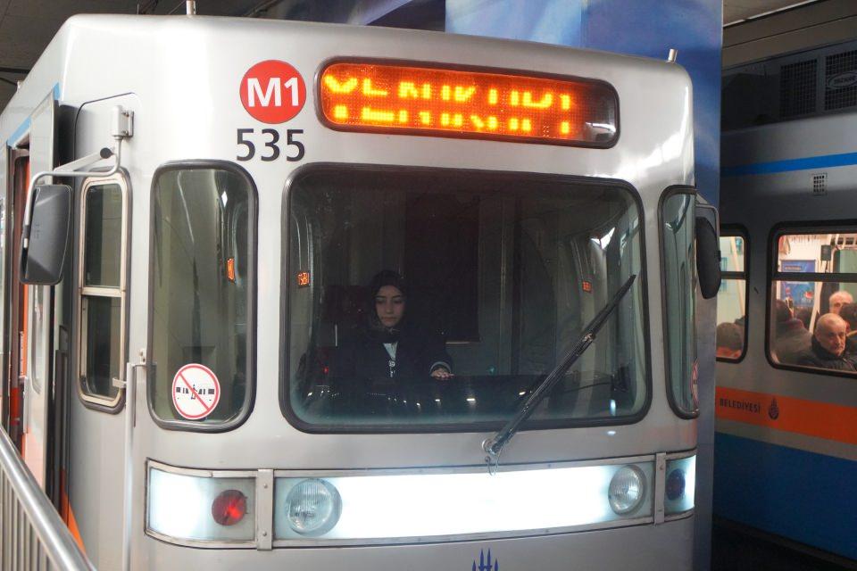 <p>İstanbul metrosunda görevli kadın makinistler, her gün erkek meslektaşlarıyla milyonlarca İstanbulluya hizmet veriyor. İstanbul Büyükşehir Belediyesinin şirketi Metro İstanbul'da, kadın makinistler M1 ve M3 hatlarında her gün tren kullanıyor.</p>

<p> </p>
