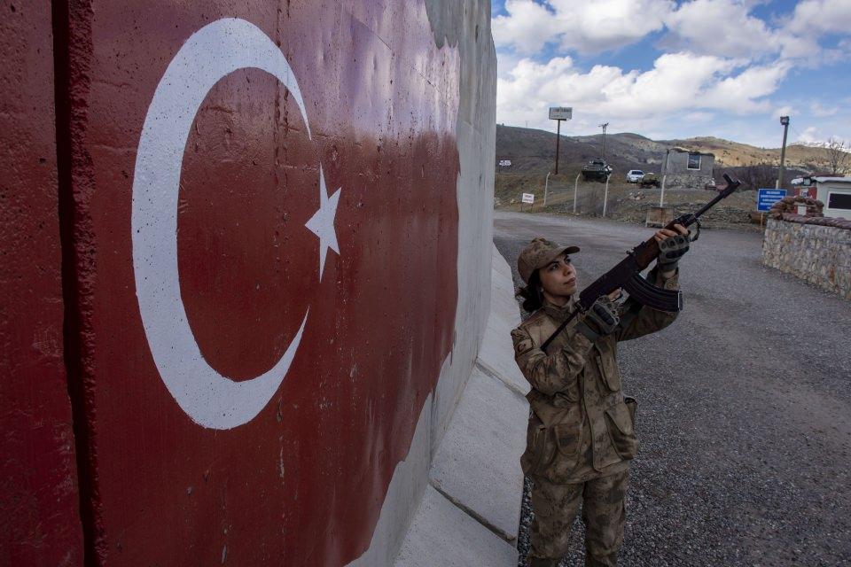 <p>Evlerinde eş ve anne olan kadınlar, aile düzenlerini sağlarken, gururla taşıdıkları üniformalarıyla da bulundukları yerleşim yerlerinde güvenliği tesis ediyor, dosta güven, düşmana korku salıyor.</p>
<p> </p>