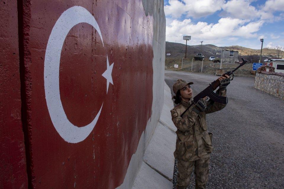 <p>Evlerinde eş ve anne olan kadınlar, aile düzenlerini sağlarken, gururla taşıdıkları üniformalarıyla da bulundukları yerleşim yerlerinde güvenliği tesis ediyor, dosta güven, düşmana korku salıyor.</p>

<p> </p>
