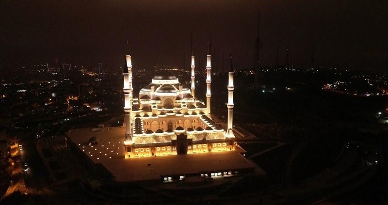 <p>Çamlıca Camii, 7 metre 77 santimetre boyundaki dünyanın en büyük alemine sahip. 125 bin metrekare alana yayılan Çamlıca Camii ayrıca kubbe kemerlerinin iç kısmına takılan 220 metre boyunda "Fetih Suresi"yle dikkat çekiyor.</p>

<p> </p>
