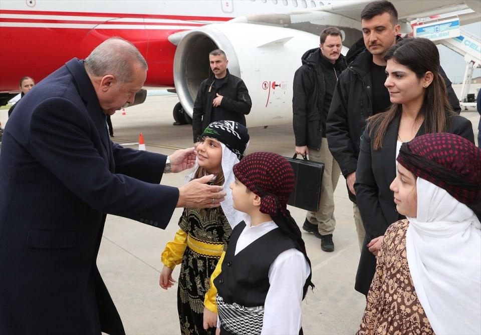 <p>Erdoğan karşılamaya gelen yerel kıyafetli çocuklarla ilgilendi.</p>
